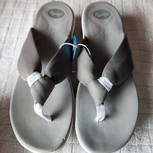 Elevate your summer footwear with these Floopi womens flip flops in white and gr